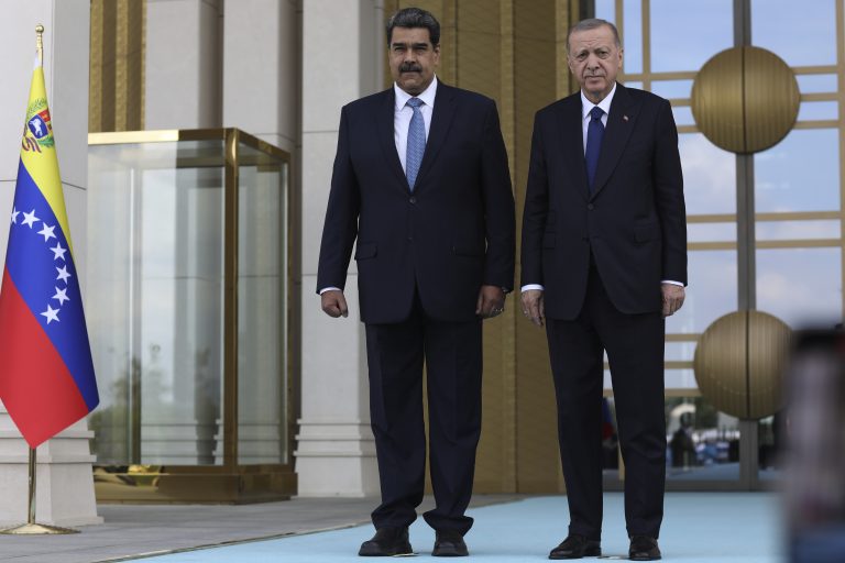 Ερντογάν προς Μαδούρο: «Κρατήστε ανοιχτό τον διάλογο με τις ΗΠΑ» εν μέσω αυξημένης έντασης στην Καραϊβική